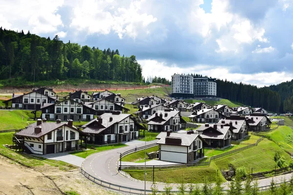 The cottages of the ski resort are located on the slopes of the mountains in summer — Stock Photo, Image