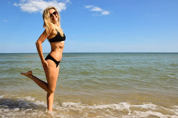 Junge Schöne Blonde Frau Weißer Rasse Posiert Strand Einem Schwarzen — Stockfoto