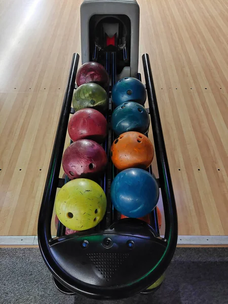 Boules Bowling Multicolores Trouvent Perspective Dans Deux Rangées Sur Support — Photo
