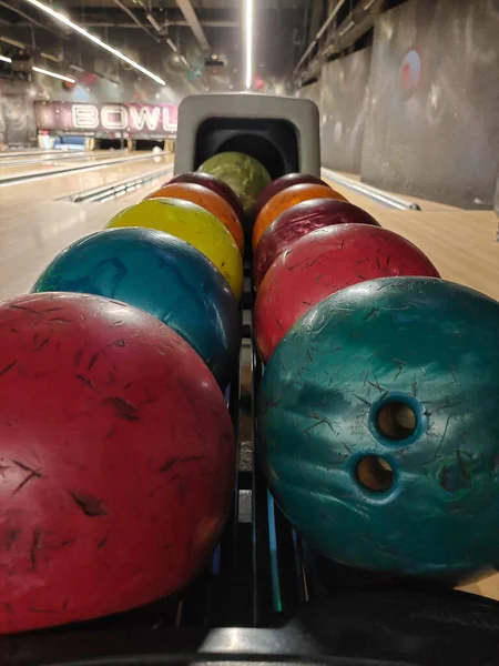 Boules de bowling de différentes couleurs se trouvent en deux rangées sur un support de bol — Photo