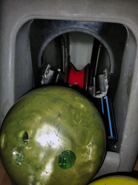 A bowling ball lies in a bowling machine close-up — Stock Photo, Image