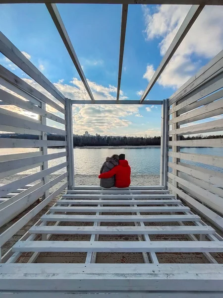 Aan Oever Van Een Rivier Winter Zitten Een Jongeman Een — Stockfoto