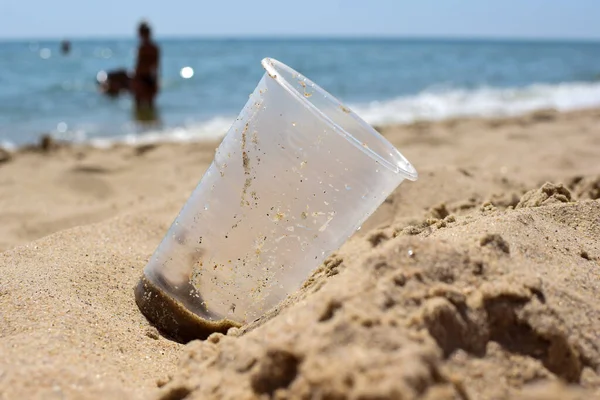 Orilla Arenosa Playa Del Mar Encuentra Primer Plano Vidrio Plástico — Foto de Stock