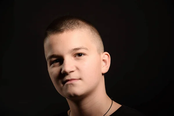 Junge Kaukasische Kerl Mit Einem Kurzhaarschnitt Auf Einem Schwarzen Ausschnitt — Stockfoto