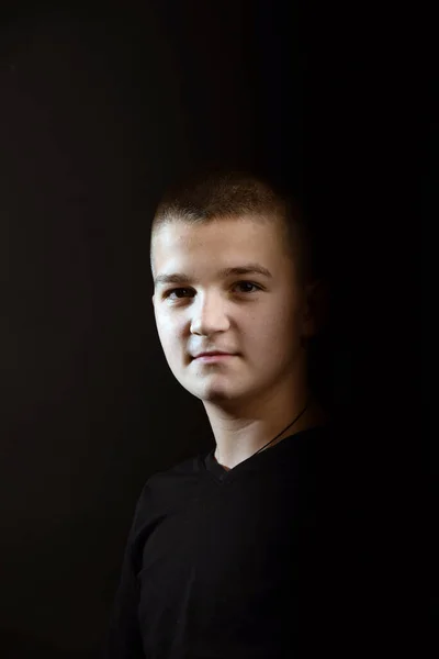 Fiatal Kaukázusi Srác Egy Rövid Hajvágás Egy Fekete Nyírás Háttér — Stock Fotó