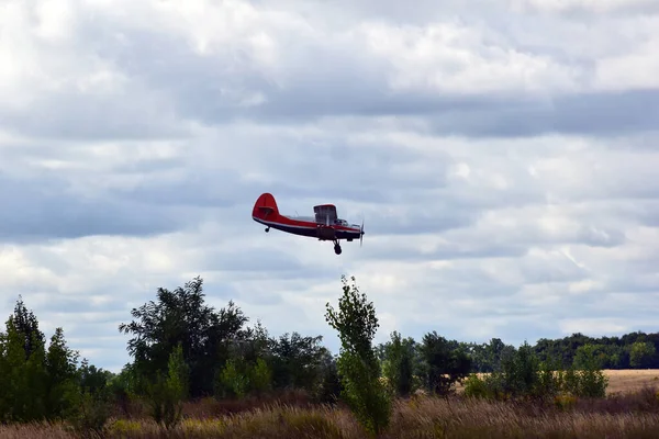 Altes Doppeldeckerflugzeug Mit Propeller Stürzt Blauem Himmel Landen — Stockfoto