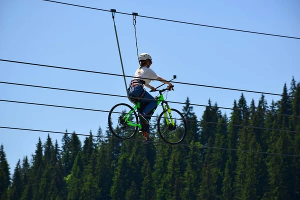Ragazza Bicicletta Una Fune Indossa Casco Occhiali Sole Selfie Attrazione — Foto Stock