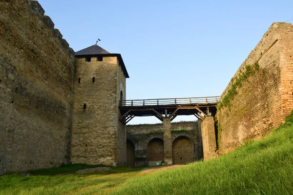 通往中世纪石堡塔的木桥上有很高的城垛和漏洞 从较低的角度来看 — 图库照片