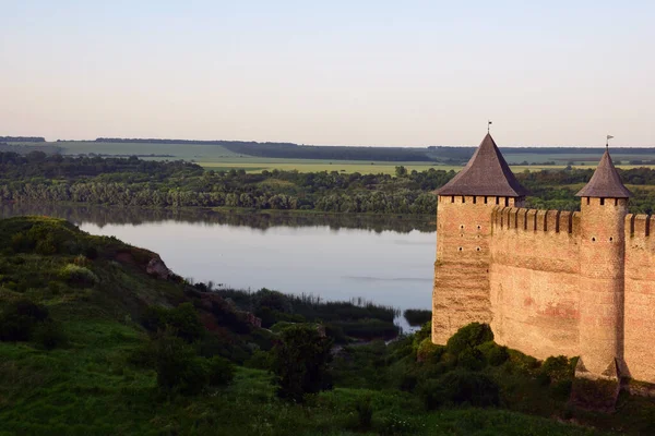 Правой Стороне Башни Средневековой Каменной Крепости Стенами Слева Река Далекие — стоковое фото