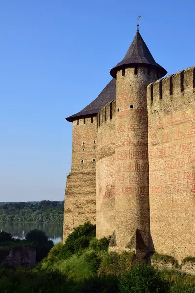 Fortaleza Medieval Piedra Con Torres Con Fuertes Muros Almenados Con —  Fotos de Stock