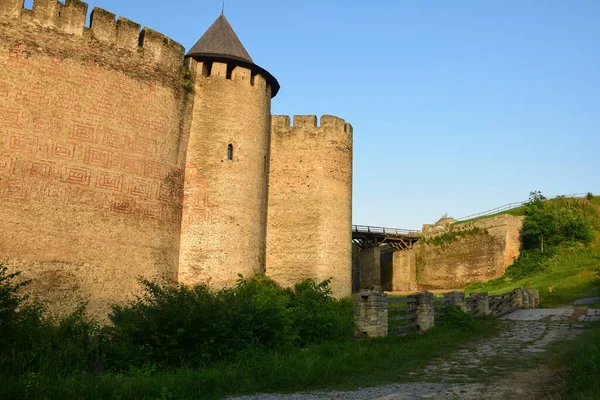 요새의 돌담의 일부이며 탑으로 오른쪽에 — 스톡 사진