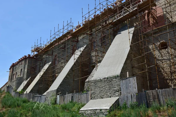 De muur van een middeleeuws stenig fort in de reparatie steiger — Stockfoto