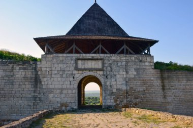 Ortaçağ şatosundan büyük kuleye ve dışarıya açılan köprüye.