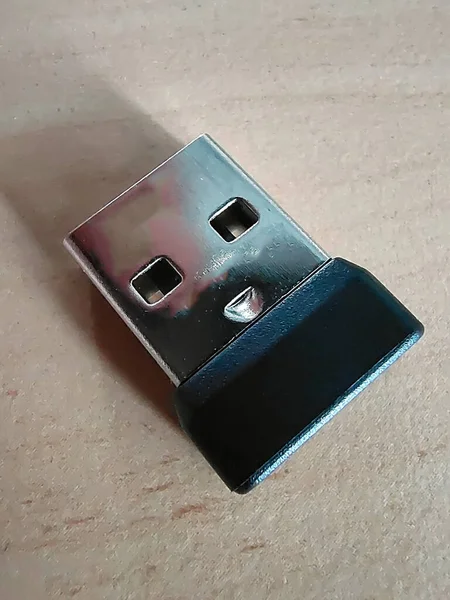 木制表面电脑鼠标特写用USB连接器 — 图库照片