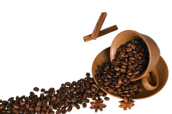 Kávébab Ömlött Oldalán Heverő Kerámia Pohárból Ánizs Fahéj Mellett Egy — Stock Fotó
