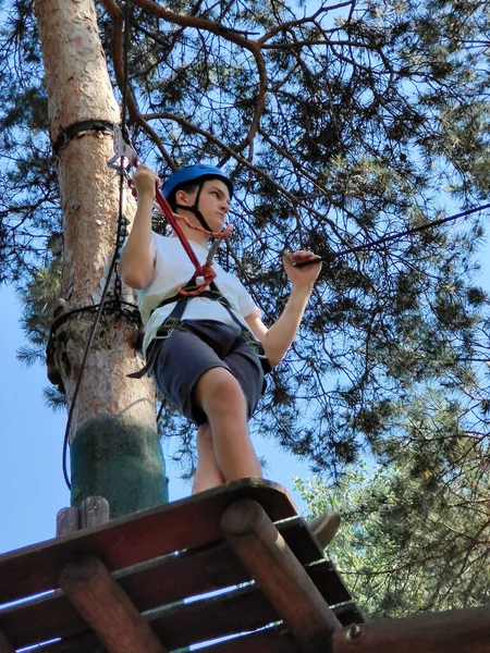 Ein Jugendlicher Steht Einem Seilpark Einem Sicherheitsgurt Auf Einer Holzpalette — Stockfoto