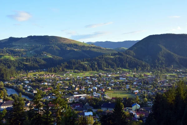 Een Klein Stadje Een Pittoresk Zomerdal Tussen Beboste Bergen — Stockfoto