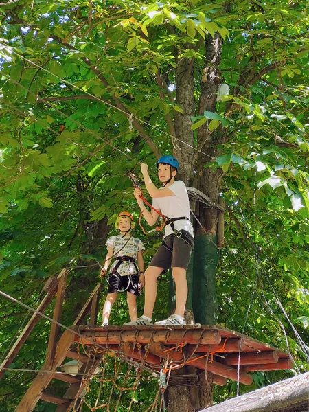 Dois Adolescentes Estão Uma Palete Madeira Uma Árvore Parque Corda Imagens De Bancos De Imagens