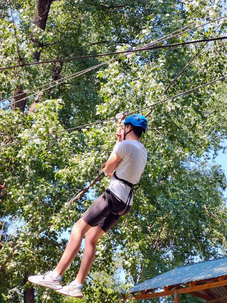Teenager Sestupuje Laně Laně Provazovém Zábavním Parku Pozadí Stromů — Stock fotografie