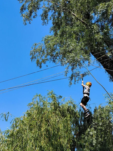 Adolescente Desciende Una Cuerda Teleférico Parque Atracciones Cuerda Contra Telón — Foto de Stock