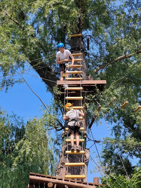 Dos Adolescentes Están Subiendo Una Escalera Cuerda Parque Atracciones Verano — Foto de Stock