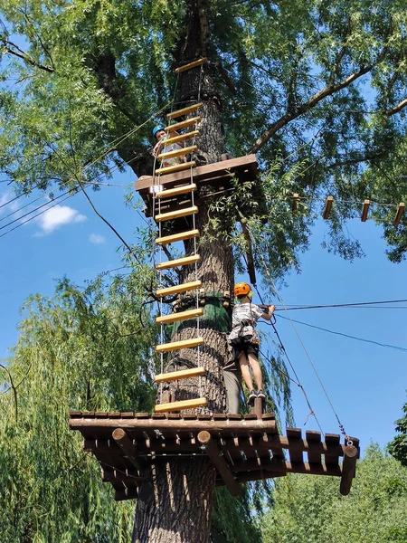 Adolescente Desciende Una Cuerda Teleférico Parque Atracciones Cuerda Contra Telón — Foto de Stock