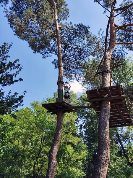 Adolescent Traverse Pont Suspendu Dans Parc Cordes Photo Bas — Photo