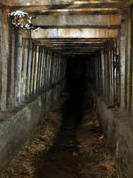 Túnel Colector Subterráneo Aguas Residuales Con Paredes Acanaladas Entrando Oscuridad — Foto de Stock