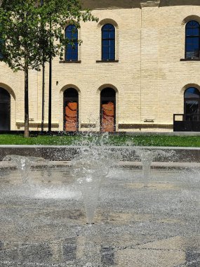 Şehir caddesindeki gri seramik fayanslarda fıskiye fıskiyeleri