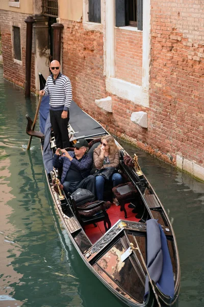 Venice Italy October 2019 Tourists Family Couple Gondolier Ride Gondola — Photo