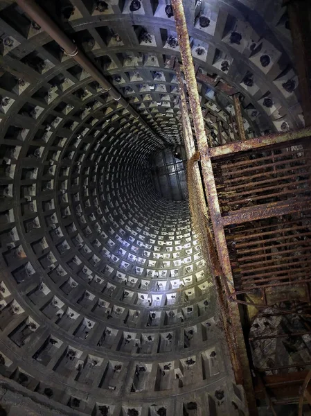 Puits Vertical Collecteur Eaux Usées Avec Des Escaliers Rouillés Vers — Photo