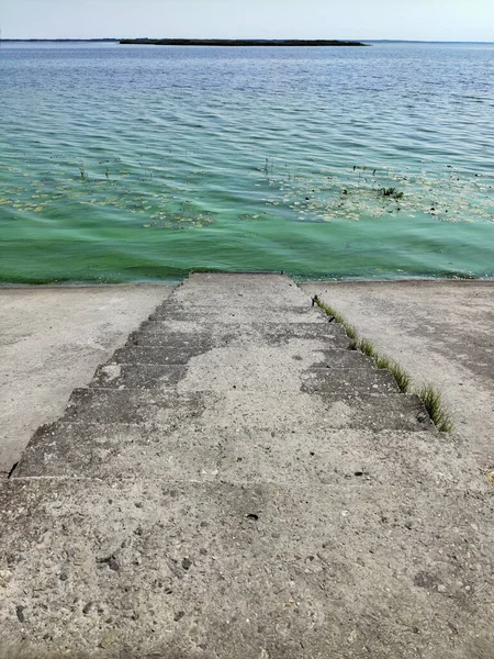 Concrete Stairs Calm Wide River Perspective — Foto Stock