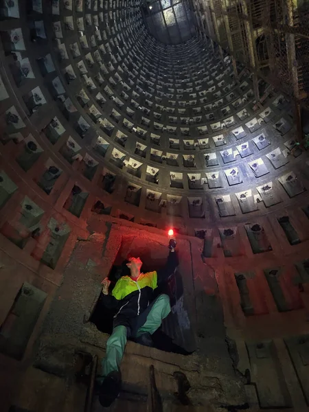 Digger Researcher Catacombs Underground Collectors Sits Entrance Tunnel Shines Light —  Fotos de Stock