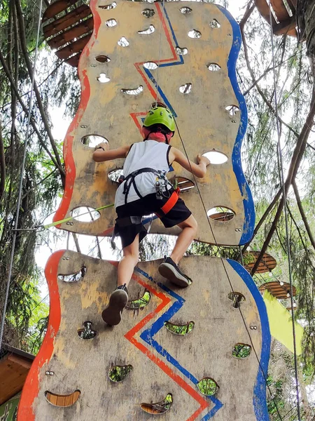 Parque Cuerdas Suspendido Adolescente Casco Deportivo Trepa Por Obstáculo Suspendido — Foto de Stock