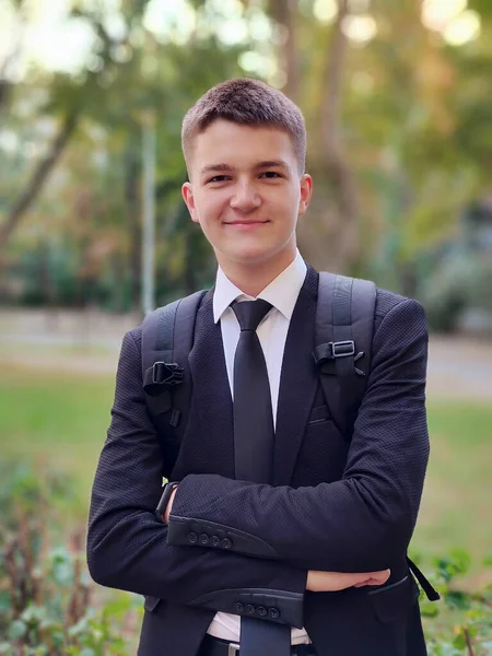 Attraktiver Teenager Mit Rucksack Der Auf Der Straße Zur Schule — Stockfoto