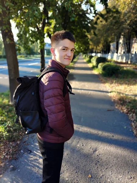 Adolescente Atraente Com Uma Mochila Vai Estudar Rua Para Escola — Fotografia de Stock