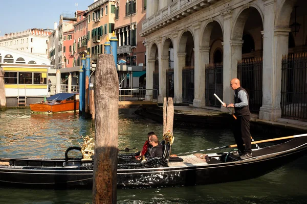 Ottobre 2019 Venezia Una Barca Gondoliere Trasporta Turisti Lungo Canal — Foto Stock