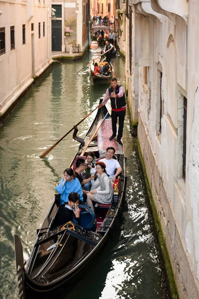 Octubre 2019 Venecia Italia Barco Gondolero Transporta Los Turistas Largo — Foto de Stock