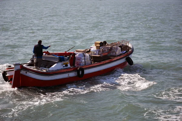 Bateau Transport Motorisé Rempli Cargaisons Balade Sur Les Vagues Mousseuses — Photo