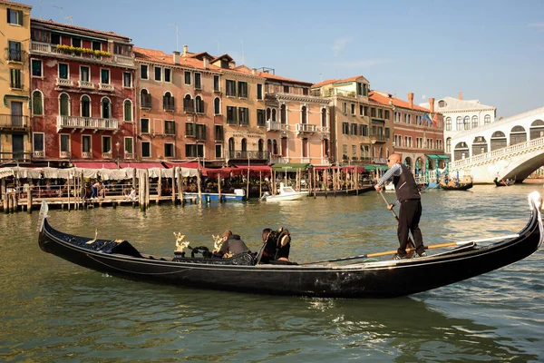 Ottobre 2019 Venezia Italia Una Barca Gondoliere Trasporta Turista Lungo — Foto Stock