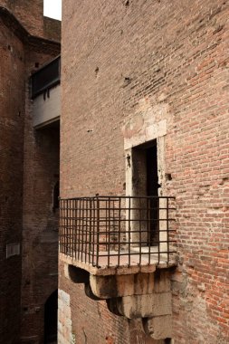 Penceresi olmayan eski bir evin duvarındaki parmaklıkları güçlendirmekten yapılmış balkon.