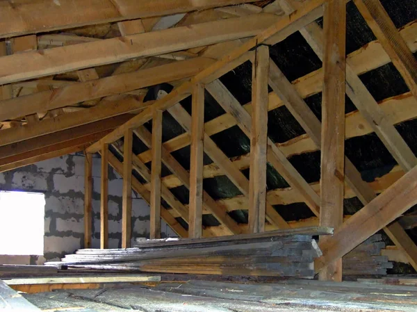 Drewniane Szalunki Dachu Budynku Poprzecznymi Pionowymi Podporami Perspektywie — Zdjęcie stockowe