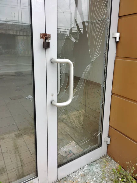 자물쇠가 플라스틱 유리문은 도둑이나 반달리즘에 깨졌다 — 스톡 사진