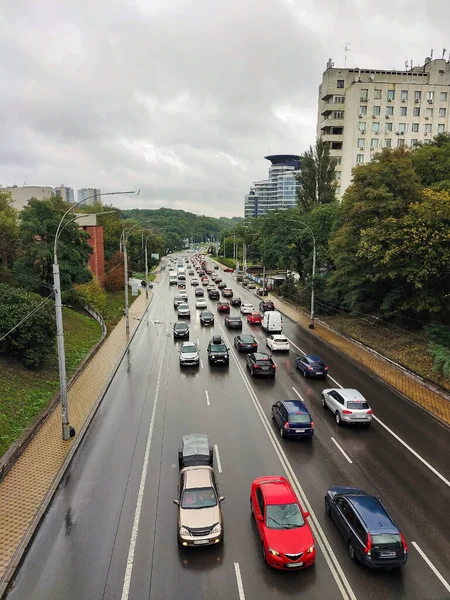 Atasco Tráfico Coches Perspectiva Una Ciudad Moderna Con Muchos Coches — Foto de Stock