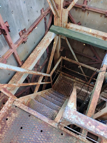 Pasamanos Hierro Oxidado Escaleras Una Antigua Fábrica Sótano Perspectiva Vista —  Fotos de Stock