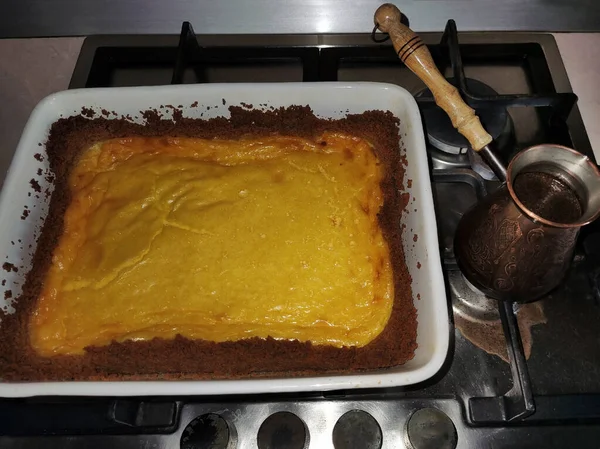 Słodkie Ciasto Przygotowane Domu Jest Naczyniu Kuchence Obok Turka Kawą — Zdjęcie stockowe