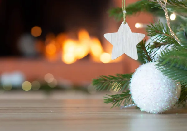 나무 테이블 장식 된 크리스마스 트리와 벽난로의 크리스마스 휴일 배경 — 스톡 사진