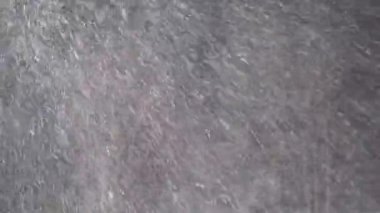 Gerçek kar, düşen kar fırtınası, gece gökyüzünün arka planında, HD kalitesinde, kompozisyonlar ve hareketli grafikler oluşturmak için kullanılacak. Fırtına.