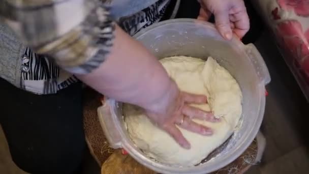 Lassú mozgású videó női kéz gyúró kenyér tészta, közelkép, otthoni környezetben,. Kenyeret sütni a hagyományos recept szerint. HD keretek. — Stock videók