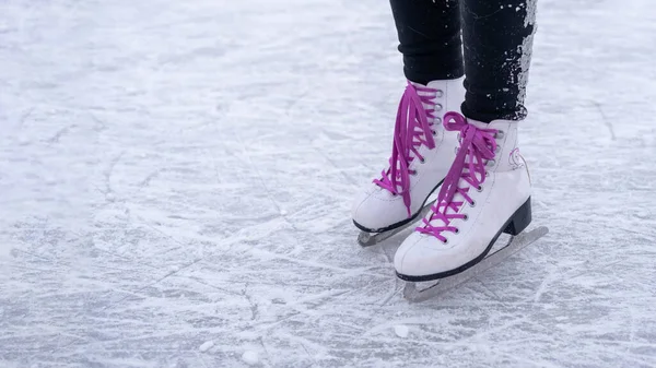 Legs Girl White Figure Skates Purple Laces Outdoor Skating Rink — Stock Photo, Image